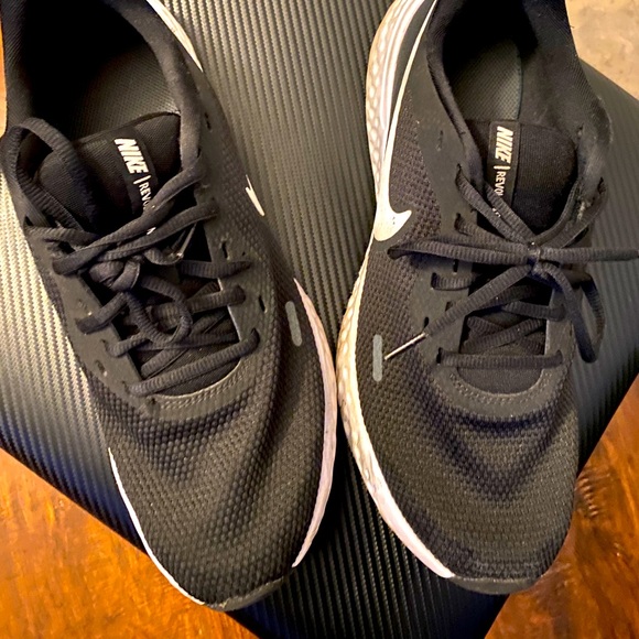 Nike Revolution Running Shoes 10.5 - Picture 3 of 3